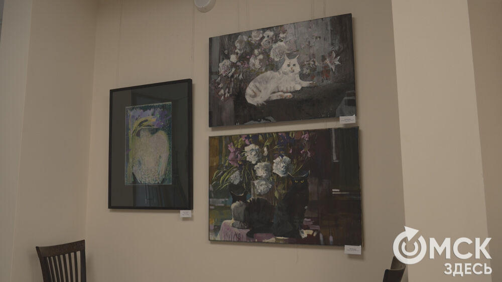 В арт-галерее под стеклянным куполом открылась благотворительная выставка.
