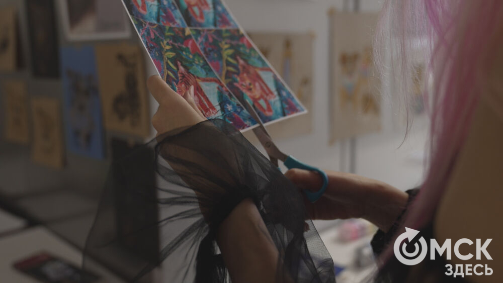 В арт-галерее под стеклянным куполом открылась благотворительная выставка.