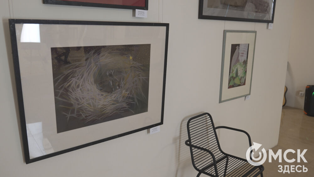 В арт-галерее под стеклянным куполом открылась благотворительная выставка.