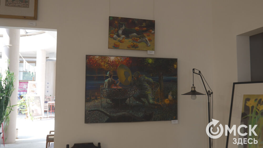 В арт-галерее под стеклянным куполом открылась благотворительная выставка.