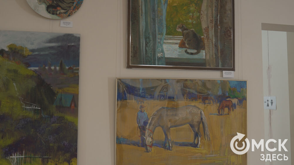 В арт-галерее под стеклянным куполом открылась благотворительная выставка.