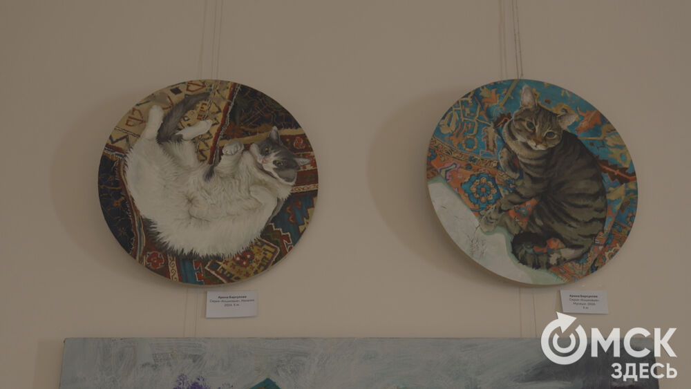 В арт-галерее под стеклянным куполом открылась благотворительная выставка.