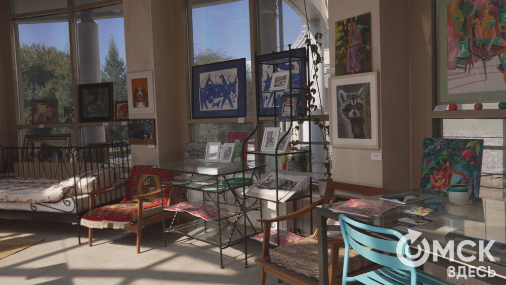 В арт-галерее под стеклянным куполом открылась благотворительная выставка.