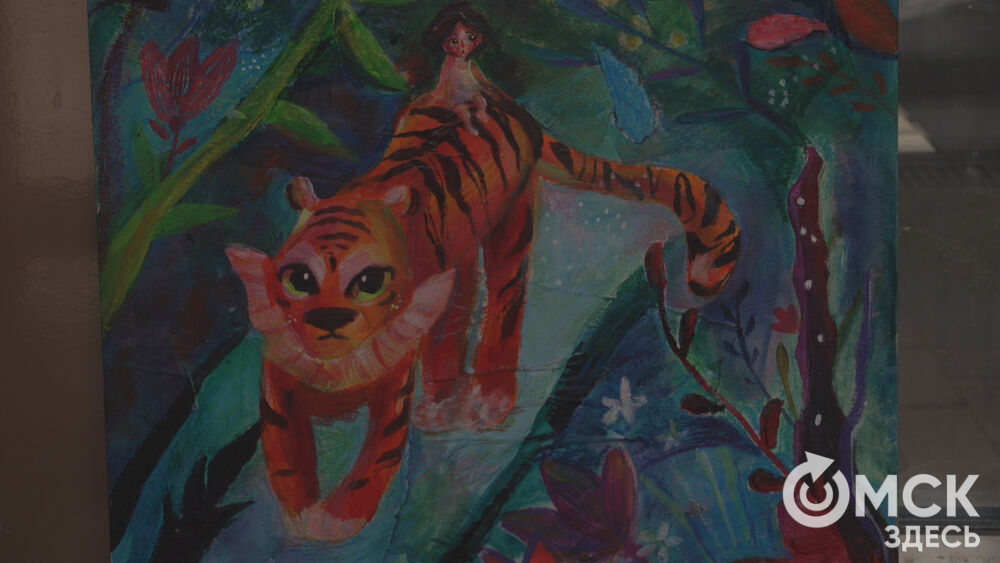 В арт-галерее под стеклянным куполом открылась благотворительная выставка.