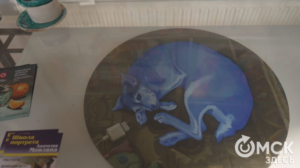 В арт-галерее под стеклянным куполом открылась благотворительная выставка.