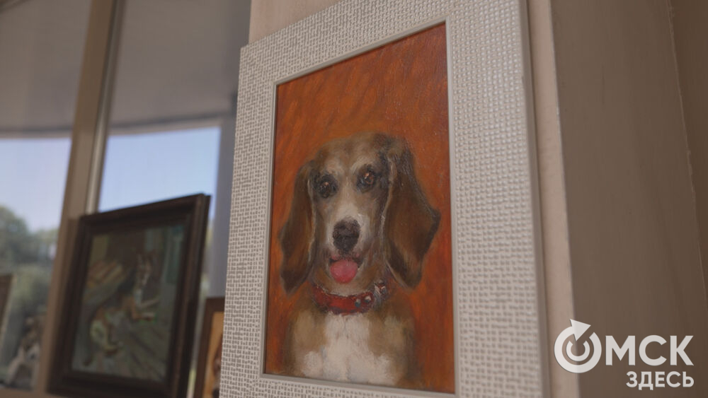 В арт-галерее под стеклянным куполом открылась благотворительная выставка.