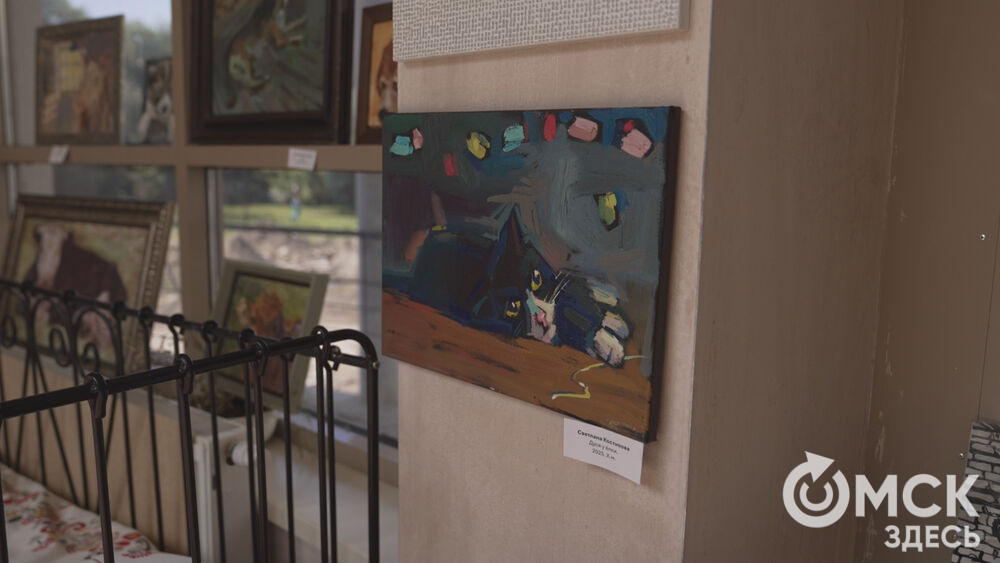 В арт-галерее под стеклянным куполом открылась благотворительная выставка.