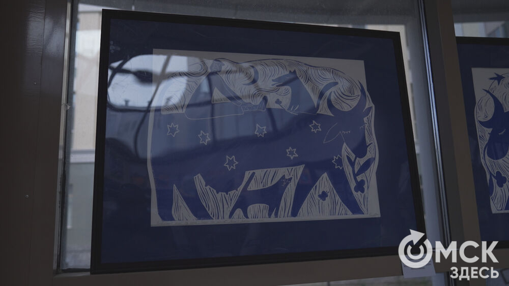 В арт-галерее под стеклянным куполом открылась благотворительная выставка.