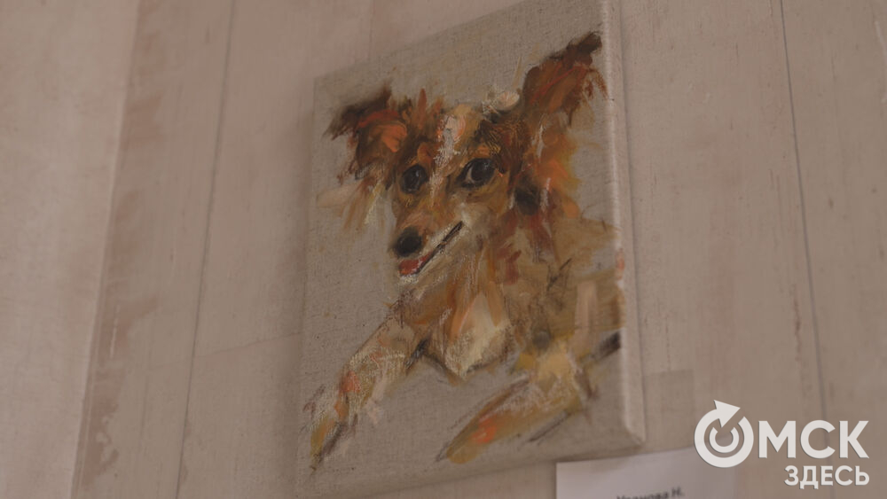 В арт-галерее под стеклянным куполом открылась благотворительная выставка.