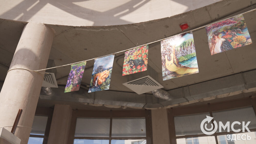 В арт-галерее под стеклянным куполом открылась благотворительная выставка.