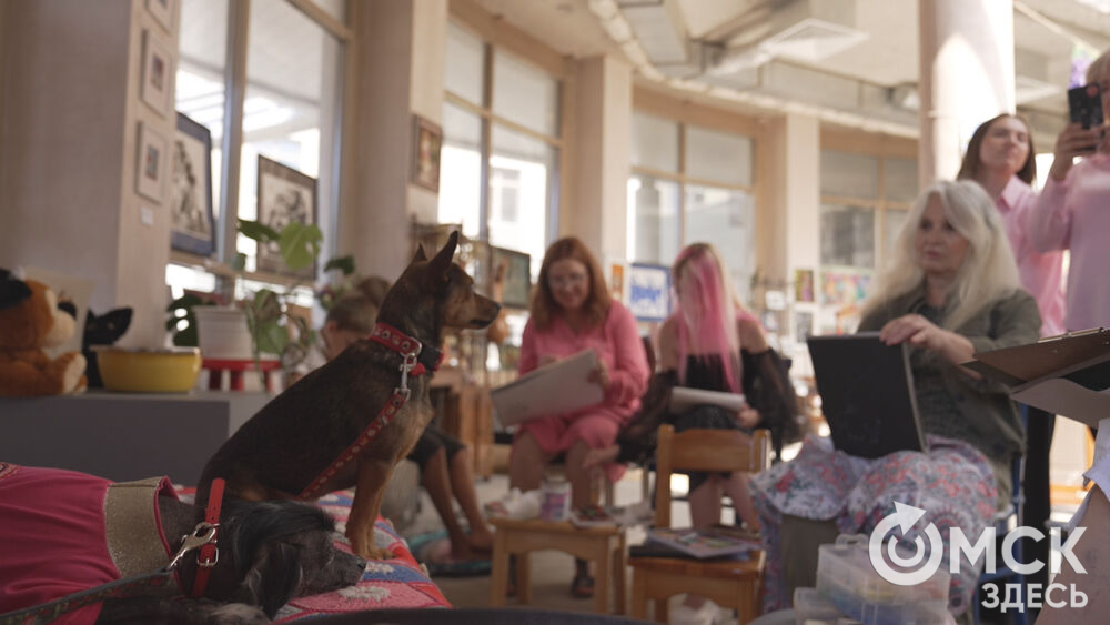 В арт-галерее под стеклянным куполом открылась благотворительная выставка.