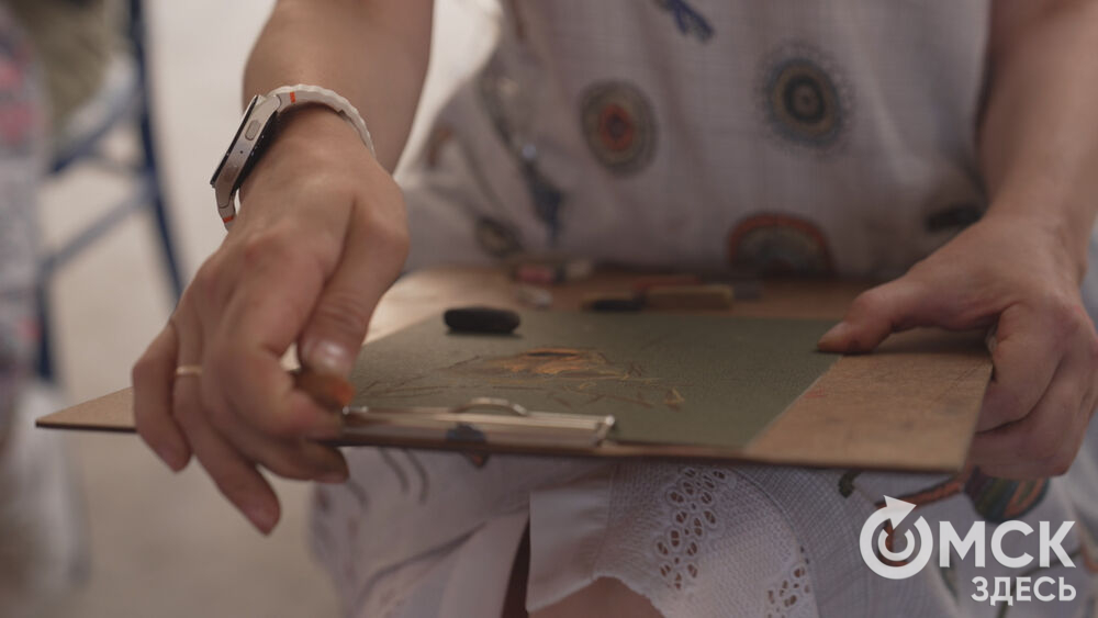 В арт-галерее под стеклянным куполом открылась благотворительная выставка.