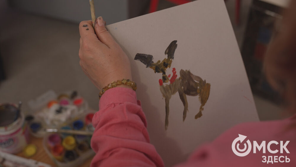 В арт-галерее под стеклянным куполом открылась благотворительная выставка.