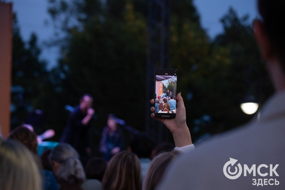 29 августа на главной сцене у музея им. Врубеля состоялся традиционный бесплатный уличный концерт от артистов Дома актёра. Фото: Елизавета Медведева