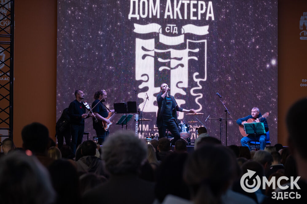 29 августа на главной сцене у музея им. Врубеля состоялся традиционный бесплатный уличный концерт от артистов Дома актёра. Фото: Елизавета Медведева