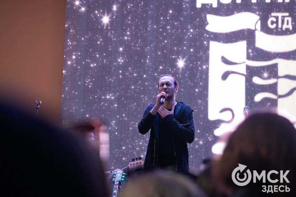 29 августа на главной сцене у музея им. Врубеля состоялся традиционный бесплатный уличный концерт от артистов Дома актёра. Фото: Елизавета Медведева