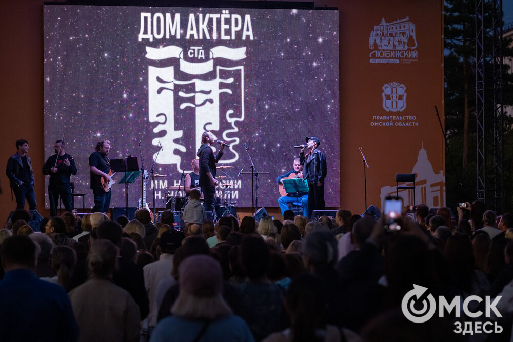 29 августа на главной сцене у музея им. Врубеля состоялся традиционный бесплатный уличный концерт от артистов Дома актёра. Фото: Елизавета Медведева