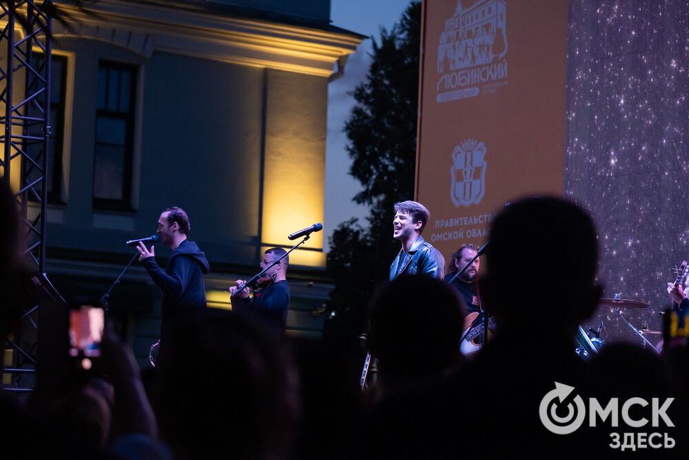 29 августа на главной сцене у музея им. Врубеля состоялся традиционный бесплатный уличный концерт от артистов Дома актёра. Фото: Елизавета Медведева