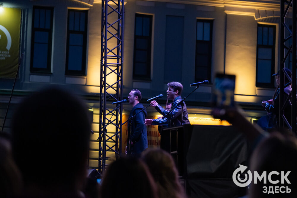 29 августа на главной сцене у музея им. Врубеля состоялся традиционный бесплатный уличный концерт от артистов Дома актёра. Фото: Елизавета Медведева