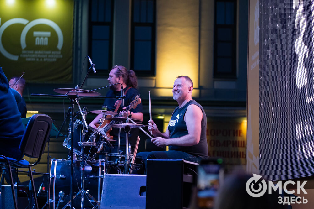29 августа на главной сцене у музея им. Врубеля состоялся традиционный бесплатный уличный концерт от артистов Дома актёра. Фото: Елизавета Медведева