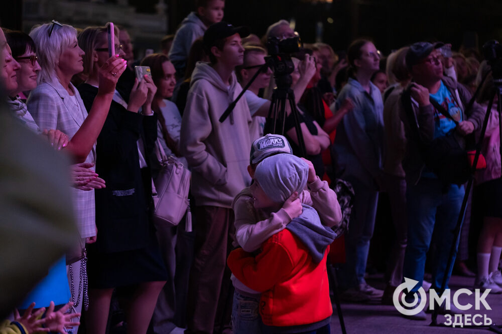 29 августа на главной сцене у музея им. Врубеля состоялся традиционный бесплатный уличный концерт от артистов Дома актёра. Фото: Елизавета Медведева