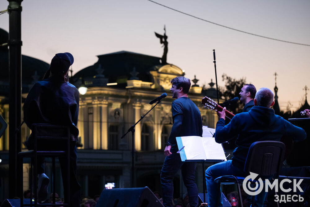 29 августа на главной сцене у музея им. Врубеля состоялся традиционный бесплатный уличный концерт от артистов Дома актёра. Фото: Елизавета Медведева