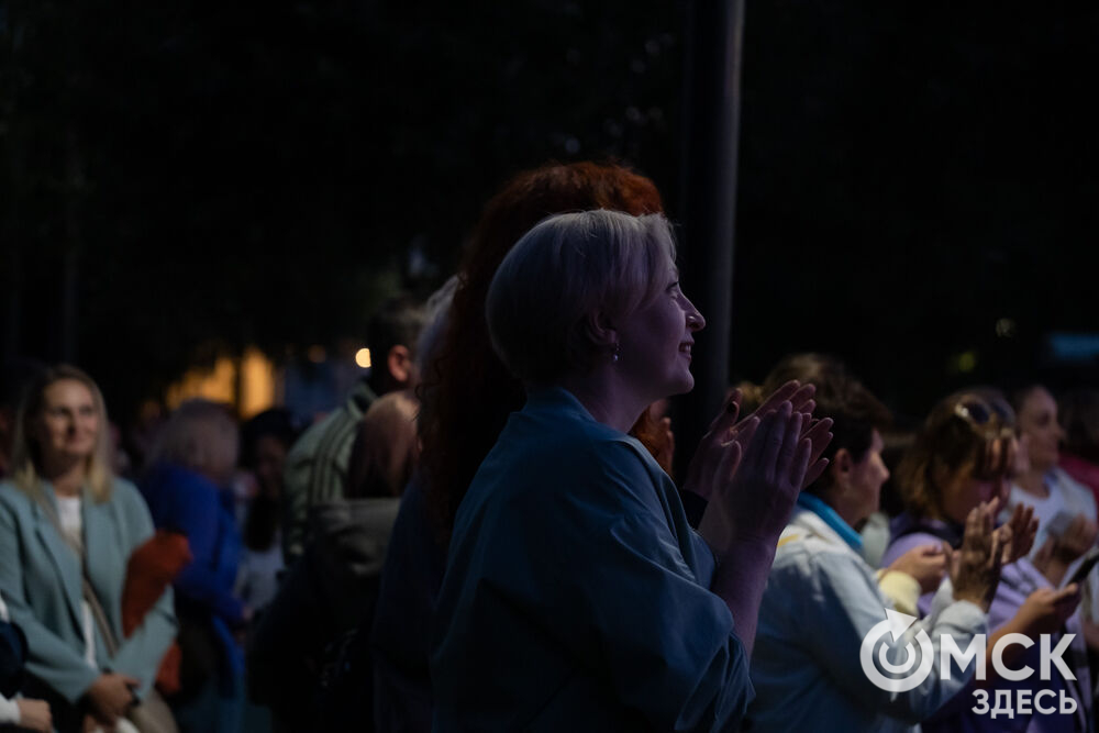 29 августа на главной сцене у музея им. Врубеля состоялся традиционный бесплатный уличный концерт от артистов Дома актёра. Фото: Елизавета Медведева