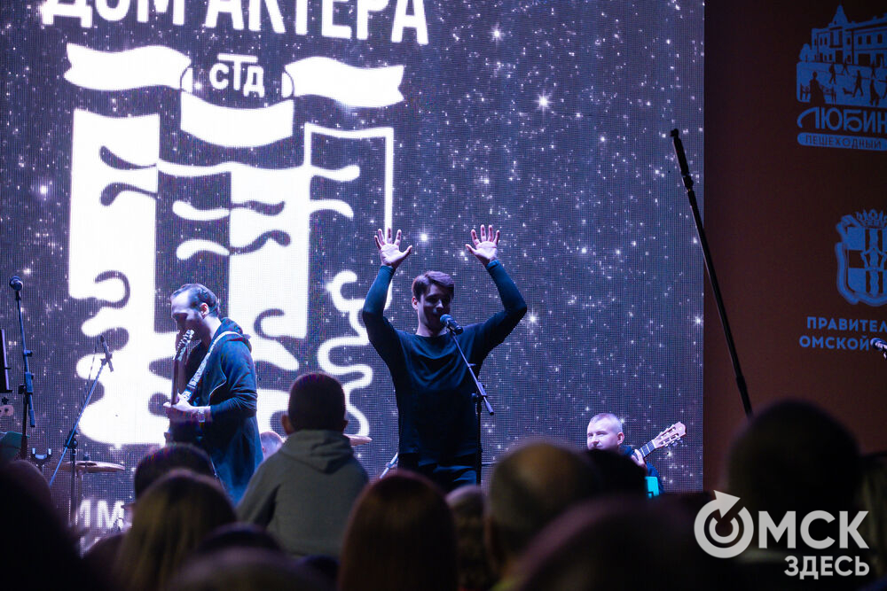 29 августа на главной сцене у музея им. Врубеля состоялся традиционный бесплатный уличный концерт от артистов Дома актёра. Фото: Елизавета Медведева