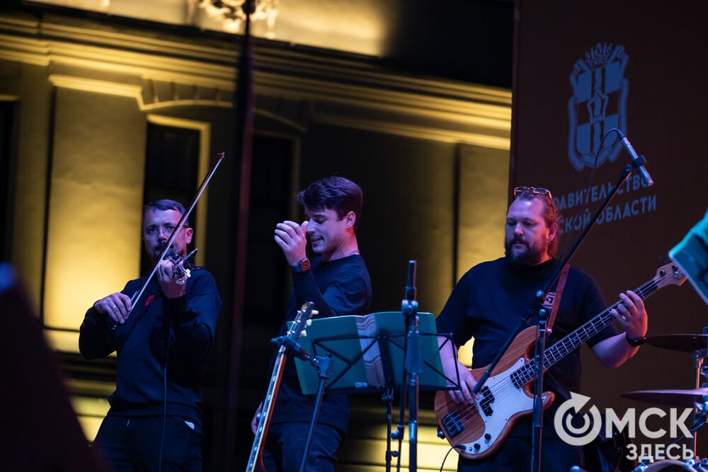 29 августа на главной сцене у музея им. Врубеля состоялся традиционный бесплатный уличный концерт от артистов Дома актёра. Фото: Елизавета Медведева