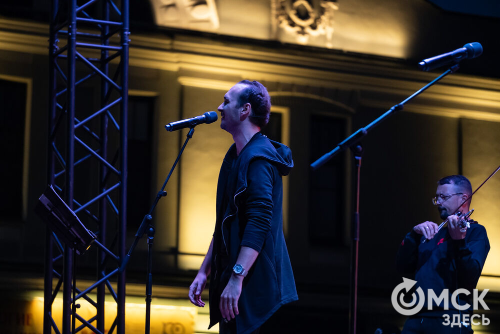 29 августа на главной сцене у музея им. Врубеля состоялся традиционный бесплатный уличный концерт от артистов Дома актёра. Фото: Елизавета Медведева