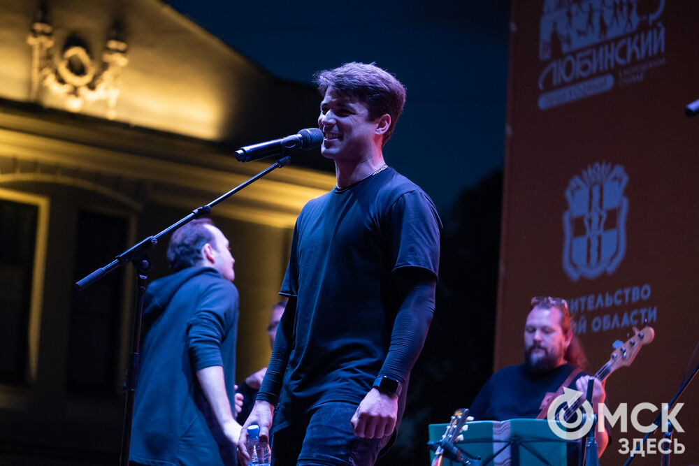 29 августа на главной сцене у музея им. Врубеля состоялся традиционный бесплатный уличный концерт от артистов Дома актёра. Фото: Елизавета Медведева