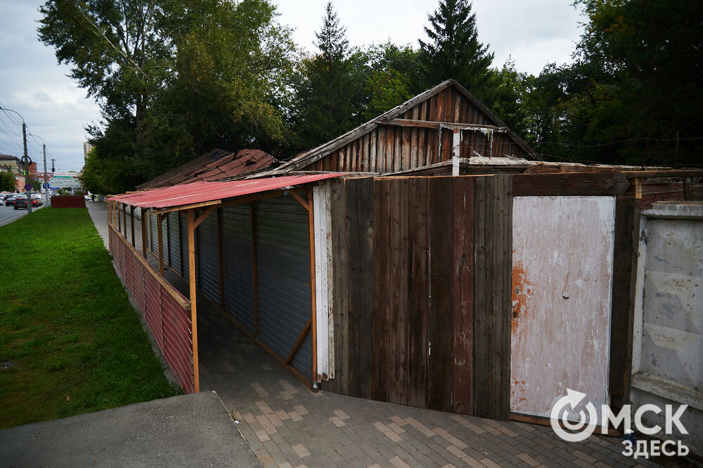 Каждую субботу омичи могут прикоснуться к истории в рамках субботника на территории бывшего военного госпиталя, где лечился Фёдор Достоевский. Фото: Илья Петров