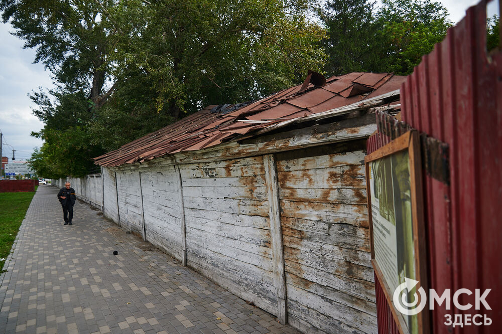 Каждую субботу омичи могут прикоснуться к истории в рамках субботника на территории бывшего военного госпиталя, где лечился Фёдор Достоевский. Фото: Илья Петров