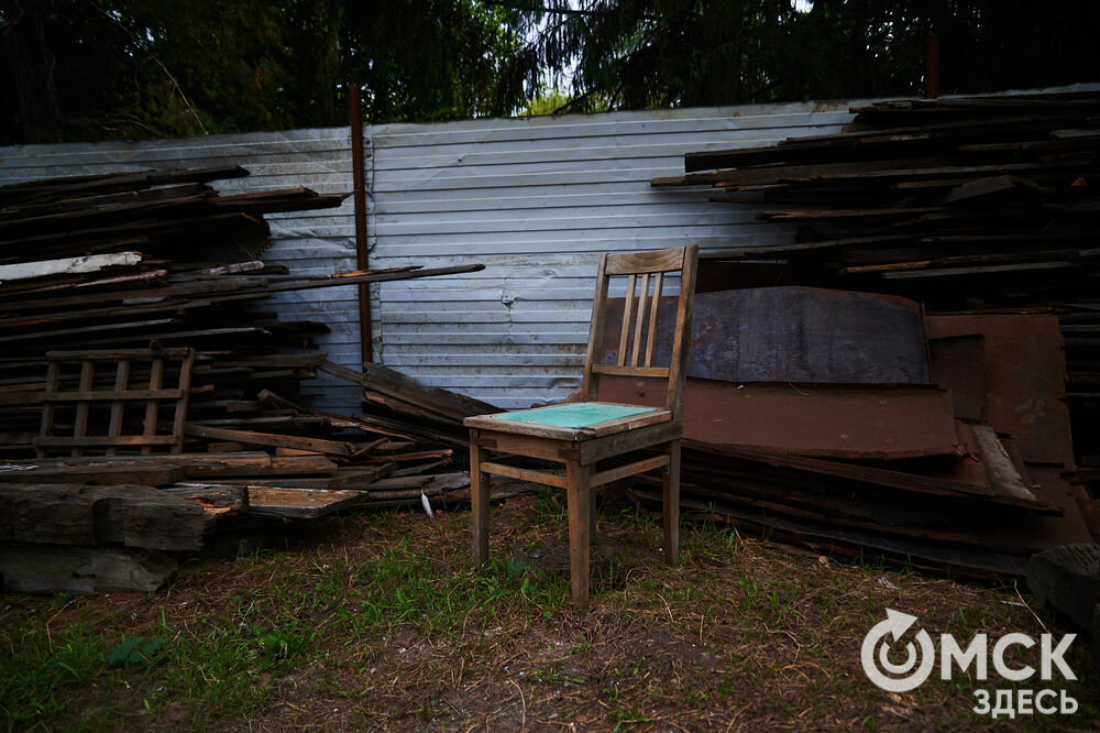 Каждую субботу омичи могут прикоснуться к истории в рамках субботника на территории бывшего военного госпиталя, где лечился Фёдор Достоевский. Фото: Илья Петров