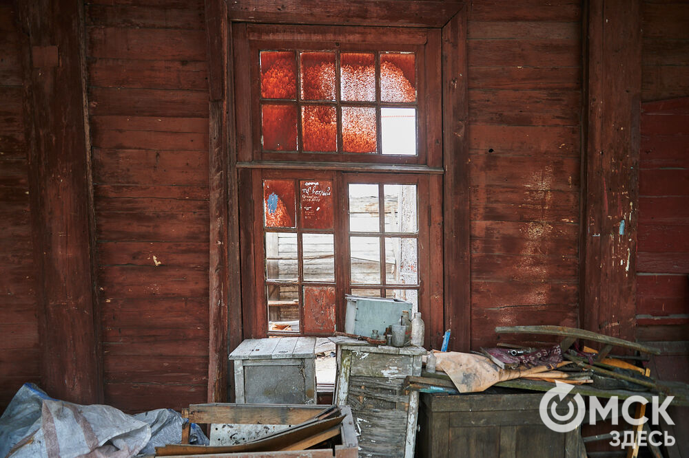 Каждую субботу омичи могут прикоснуться к истории в рамках субботника на территории бывшего военного госпиталя, где лечился Фёдор Достоевский. Фото: Илья Петров