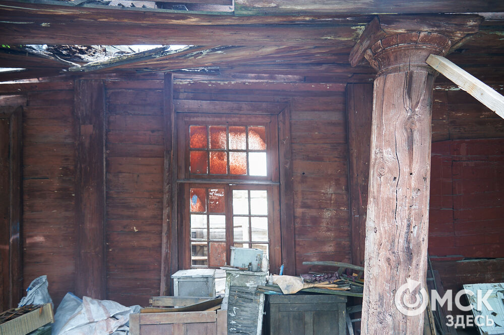 Каждую субботу омичи могут прикоснуться к истории в рамках субботника на территории бывшего военного госпиталя, где лечился Фёдор Достоевский. Фото: Илья Петров