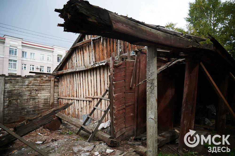 Каждую субботу омичи могут прикоснуться к истории в рамках субботника на территории бывшего военного госпиталя, где лечился Фёдор Достоевский. Фото: Илья Петров