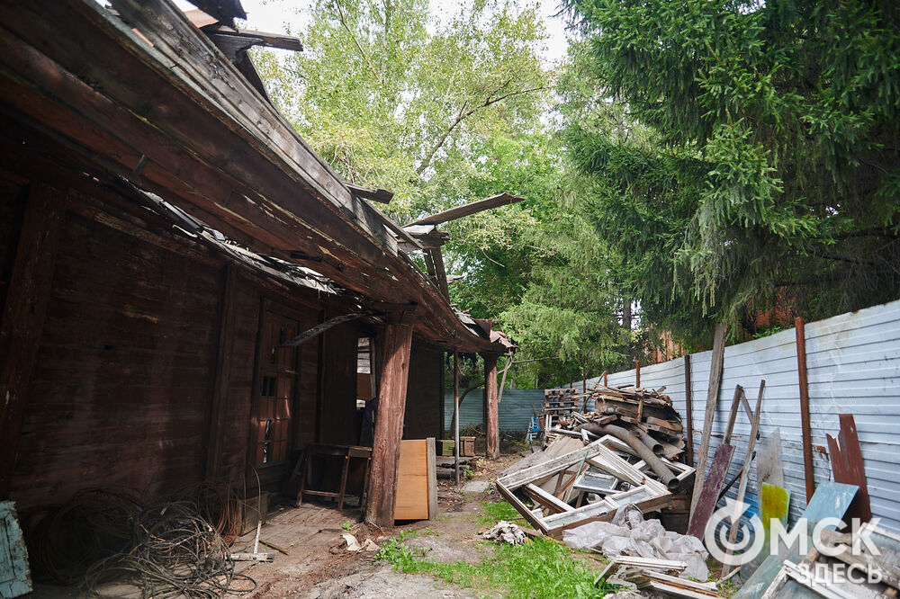 Каждую субботу омичи могут прикоснуться к истории в рамках субботника на территории бывшего военного госпиталя, где лечился Фёдор Достоевский. Фото: Илья Петров