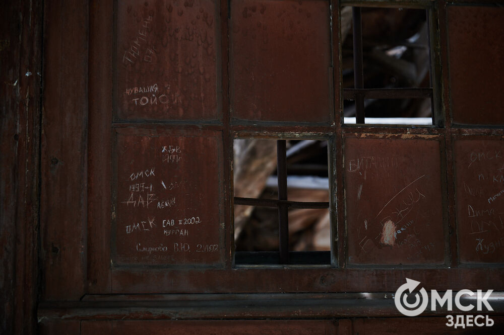 Каждую субботу омичи могут прикоснуться к истории в рамках субботника на территории бывшего военного госпиталя, где лечился Фёдор Достоевский. Фото: Илья Петров