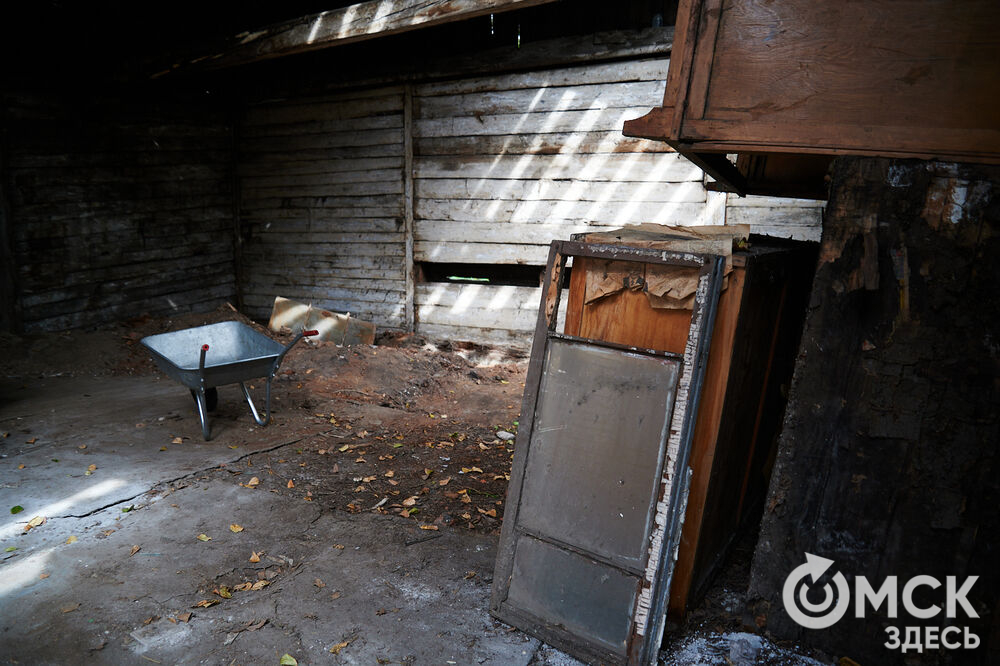 Каждую субботу омичи могут прикоснуться к истории в рамках субботника на территории бывшего военного госпиталя, где лечился Фёдор Достоевский. Фото: Илья Петров