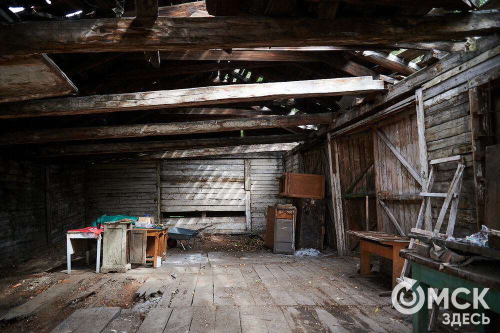 Каждую субботу омичи могут прикоснуться к истории в рамках субботника на территории бывшего военного госпиталя, где лечился Фёдор Достоевский. Фото: Илья Петров