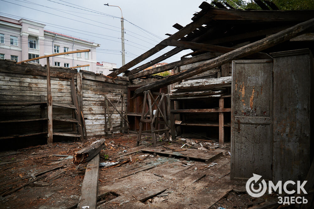 Каждую субботу омичи могут прикоснуться к истории в рамках субботника на территории бывшего военного госпиталя, где лечился Фёдор Достоевский. Фото: Илья Петров