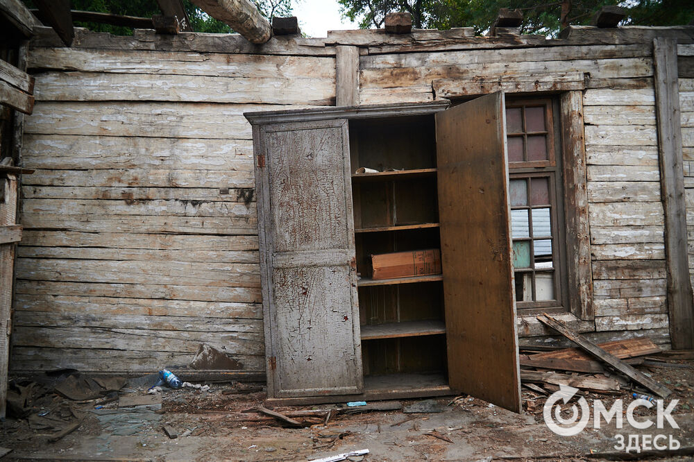 Каждую субботу омичи могут прикоснуться к истории в рамках субботника на территории бывшего военного госпиталя, где лечился Фёдор Достоевский. Фото: Илья Петров