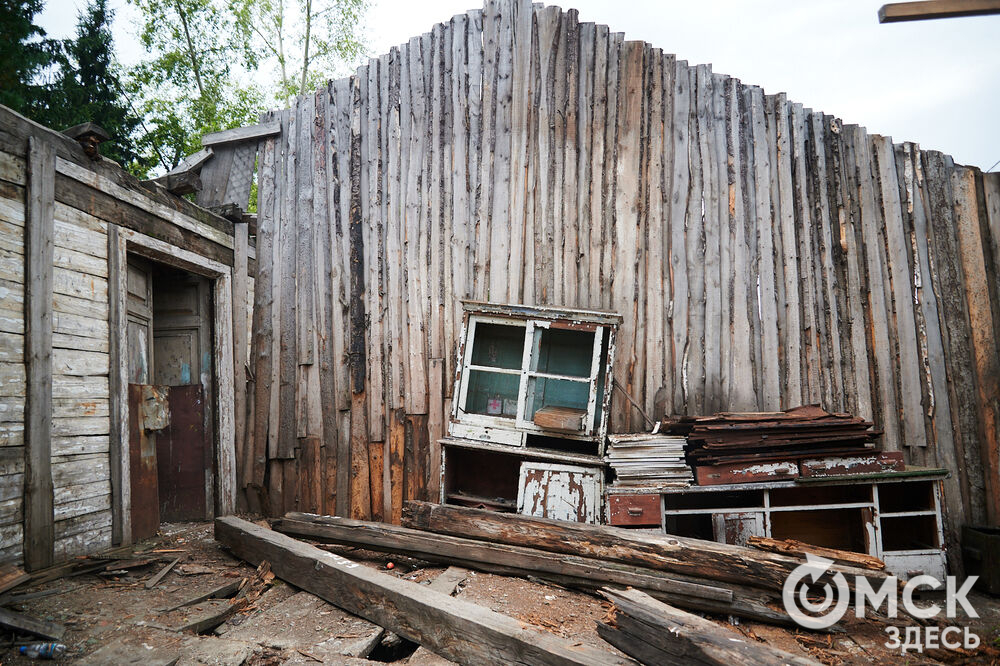 Каждую субботу омичи могут прикоснуться к истории в рамках субботника на территории бывшего военного госпиталя, где лечился Фёдор Достоевский. Фото: Илья Петров