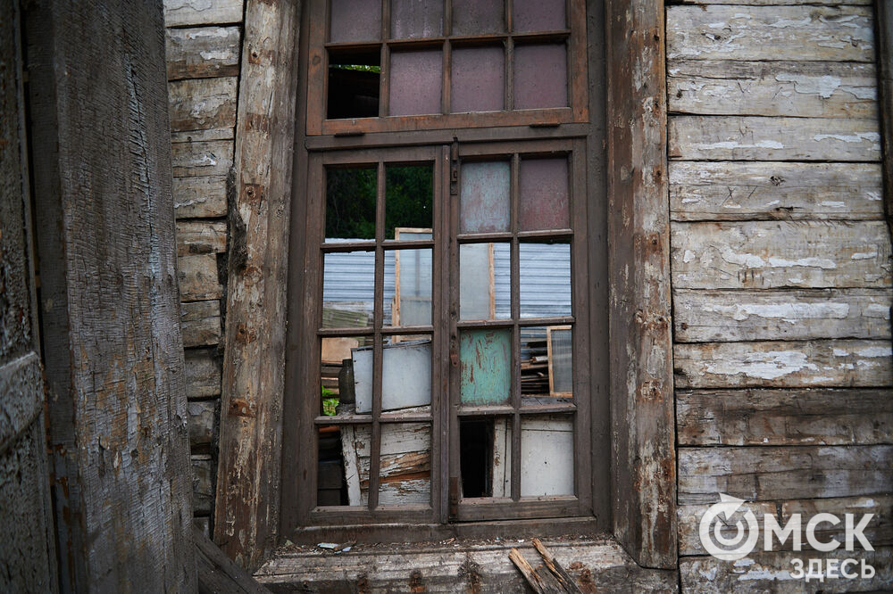 Каждую субботу омичи могут прикоснуться к истории в рамках субботника на территории бывшего военного госпиталя, где лечился Фёдор Достоевский. Фото: Илья Петров