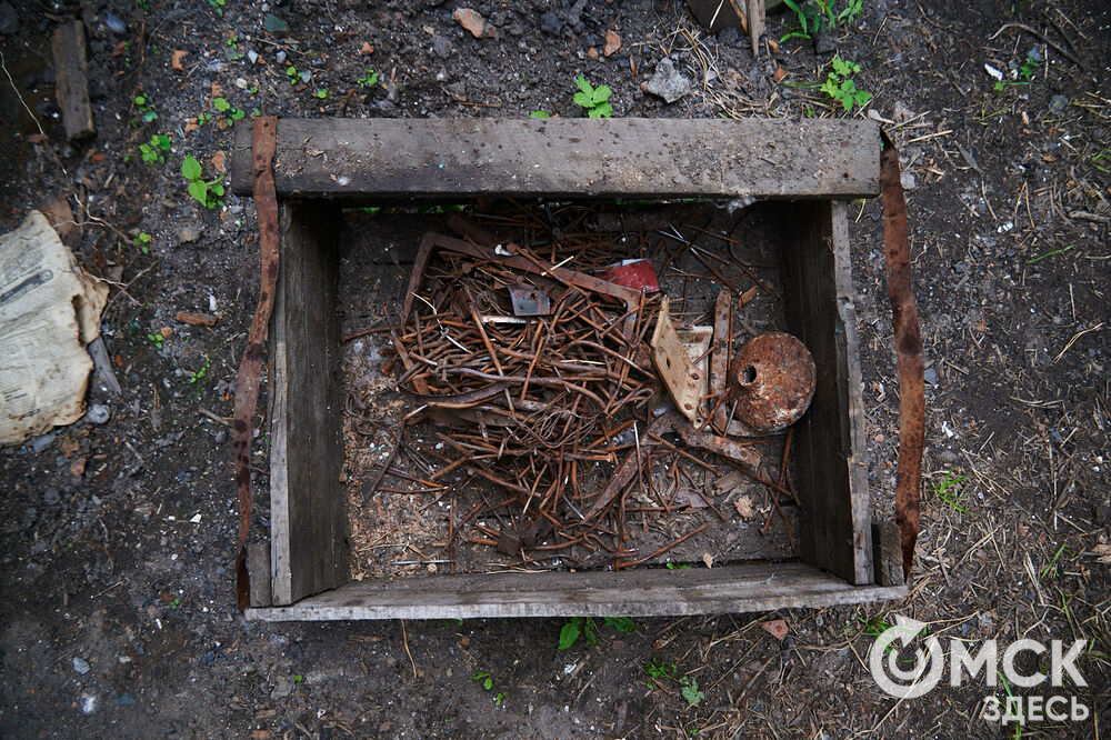 Каждую субботу омичи могут прикоснуться к истории в рамках субботника на территории бывшего военного госпиталя, где лечился Фёдор Достоевский. Фото: Илья Петров