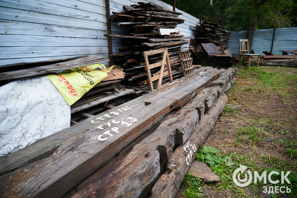 Каждую субботу омичи могут прикоснуться к истории в рамках субботника на территории бывшего военного госпиталя, где лечился Фёдор Достоевский. Фото: Илья Петров