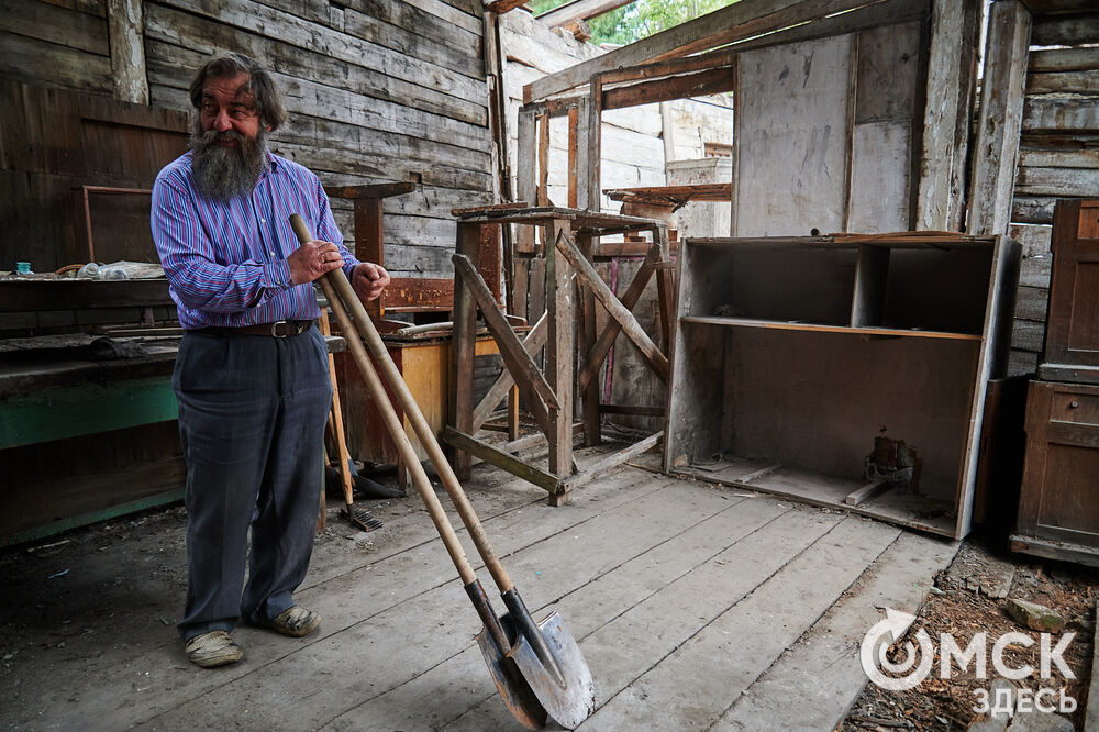 Каждую субботу омичи могут прикоснуться к истории в рамках субботника на территории бывшего военного госпиталя, где лечился Фёдор Достоевский. Фото: Илья Петров