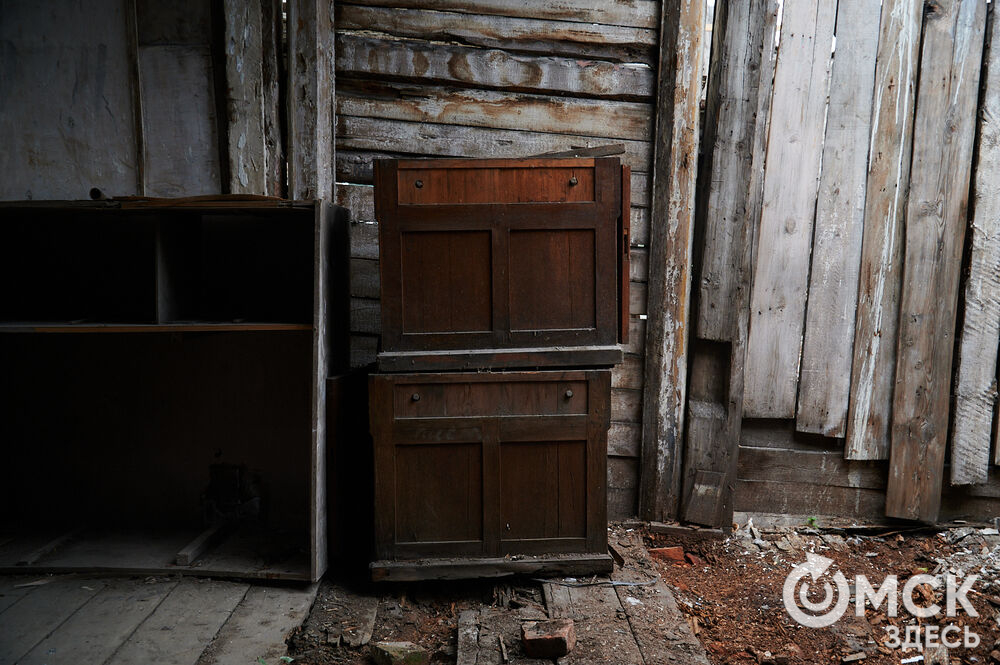 Каждую субботу омичи могут прикоснуться к истории в рамках субботника на территории бывшего военного госпиталя, где лечился Фёдор Достоевский. Фото: Илья Петров