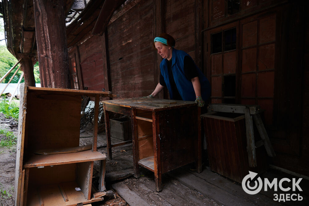 Каждую субботу омичи могут прикоснуться к истории в рамках субботника на территории бывшего военного госпиталя, где лечился Фёдор Достоевский. Фото: Илья Петров